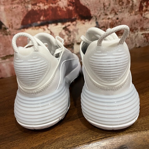 NEW NIKE AIR MAX 2090 SIZE MEN 10  / WOMEN 11.5 - Picture 4 of 8